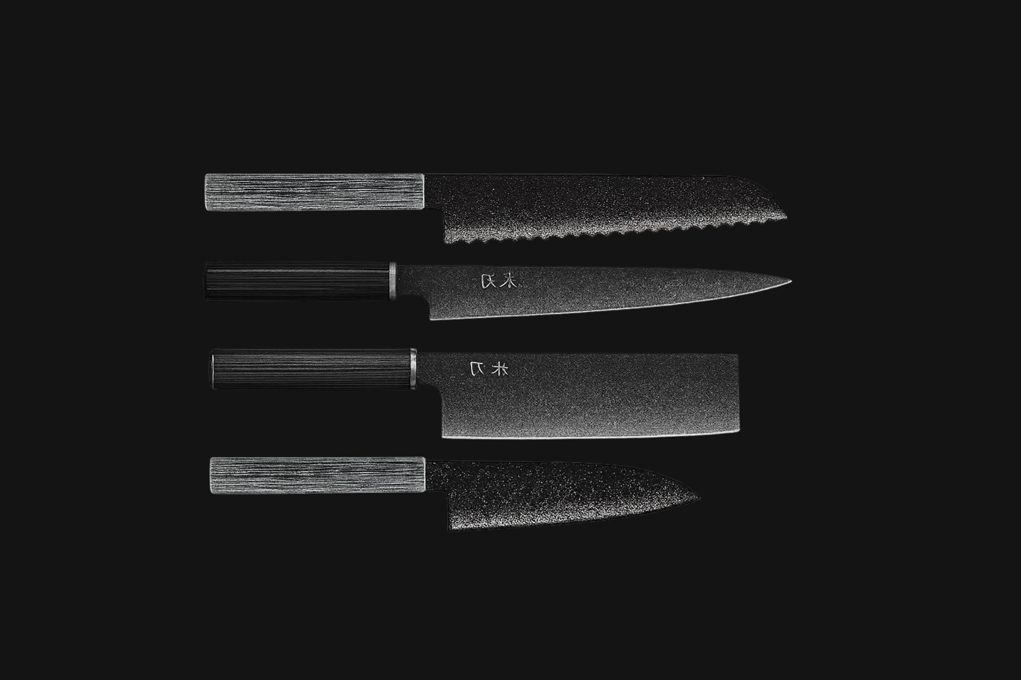 Drei japanische Küchenmesser mit strukturierten Stahlklingen und Holzgriffen sind horizontal auf einem schwarzen Hintergrund angeordnet. Das obere Messer hat eine Klinge mit Wellenschliff, das mittlere und das untere Messer haben Klingen mit gerader Schneide und eingravierten japanischen Schriftzeichen.