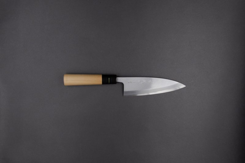 Ein japanisches Küchenmesser mit Holzgriff und glänzender, scharfer Klinge ist waagerecht auf einem schlichten dunkelgrauen Hintergrund platziert.