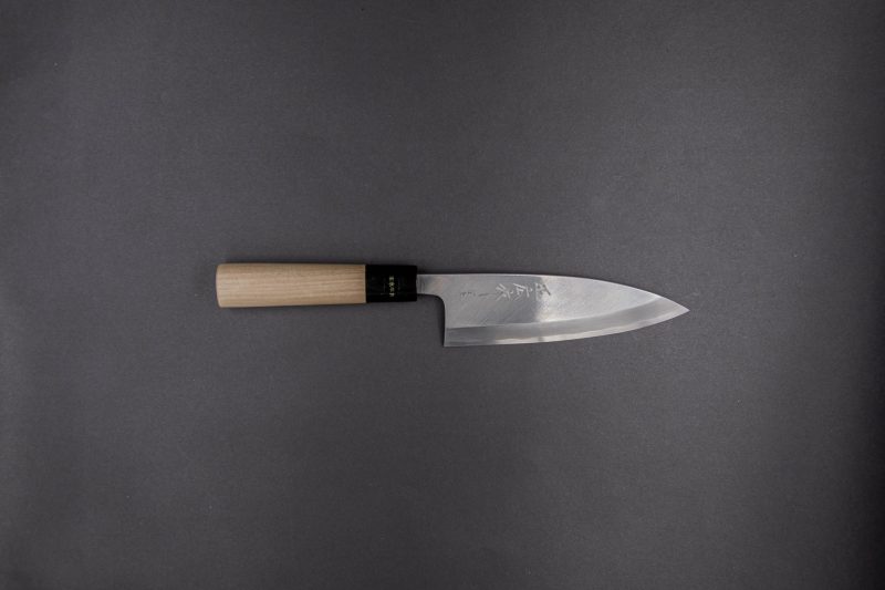 Ein einzelnes japanisches Kochmesser mit Holzgriff und glänzender, leicht gebogener Klinge ist waagerecht auf einem dunkelgrauen Hintergrund platziert.